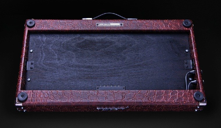 Wood Underside & Metalplated Rubberfeet